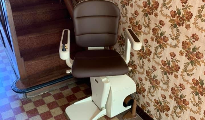 Pose d’un monte-escalier courbe rail à Lambert