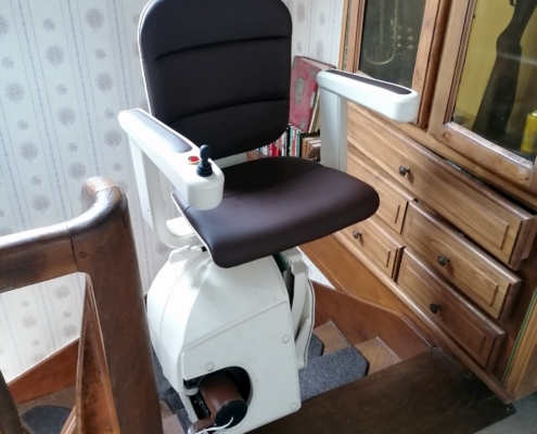 Monte escalier courbe Handicare avec rail escamotable motorisé au palier bas et siège pivotant motorisé à l’étage