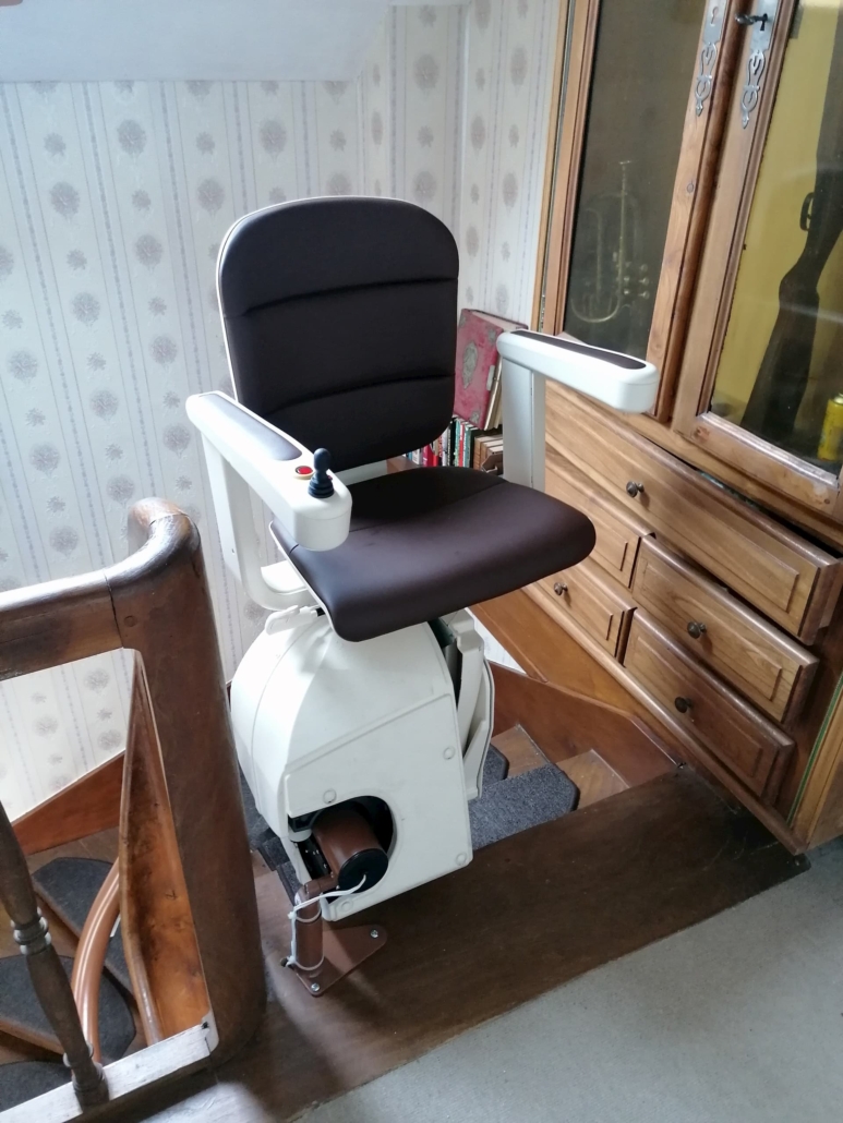 Monte escalier courbe avec rail escamotable aux Alleuds Monte escalier courbe Handicare avec rail escamotable motorisé au palier bas et siège pivotant motorisé à l’étage