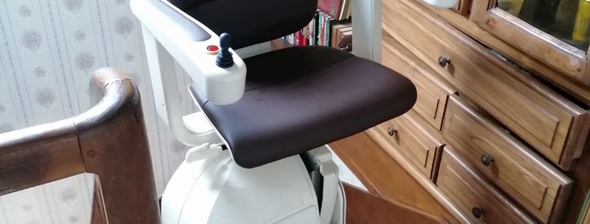 Monte escalier courbe Handicare avec rail escamotable motorisé au palier bas et siège pivotant motorisé à l’étage