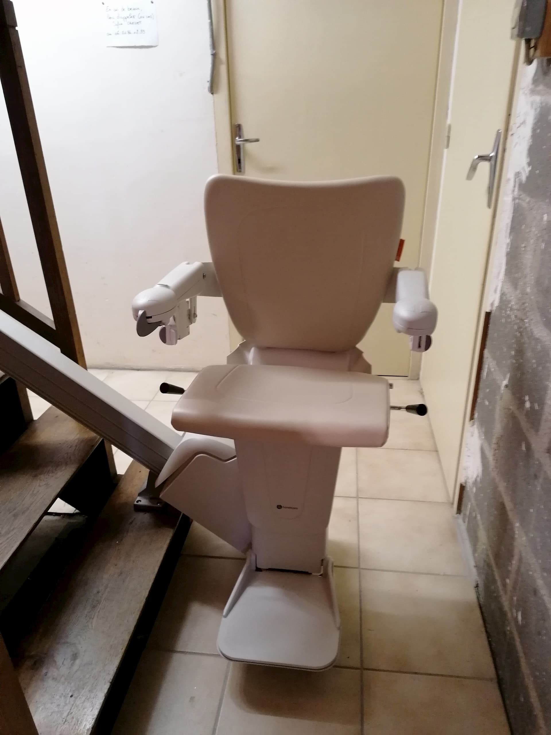 Monte escalier droit standard Handicare 1100 siège beige