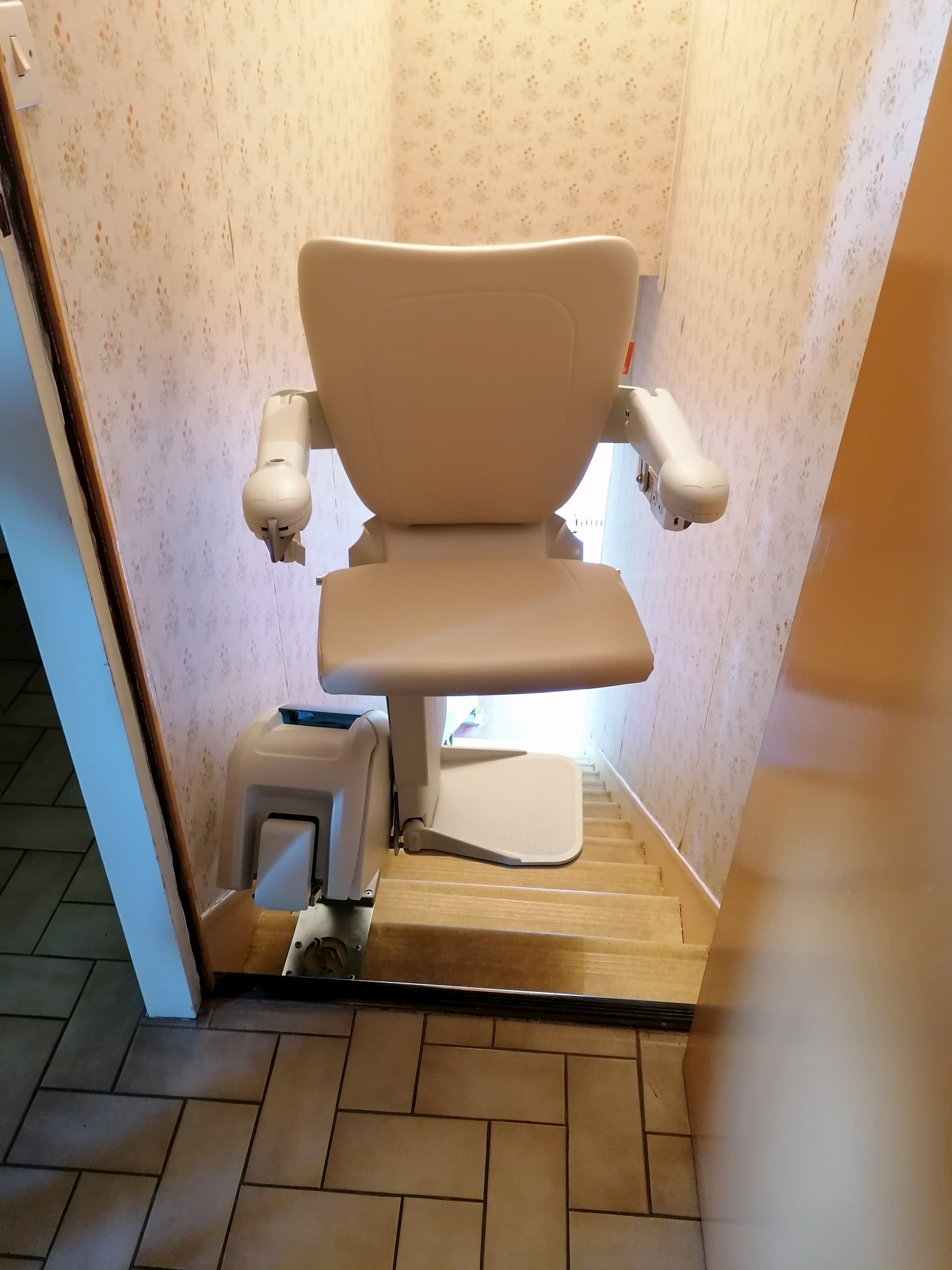 Monte-escalier droit beige à Chemillé