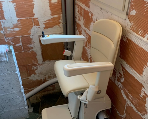 Monte-escalier courbe monorail à Avrillé