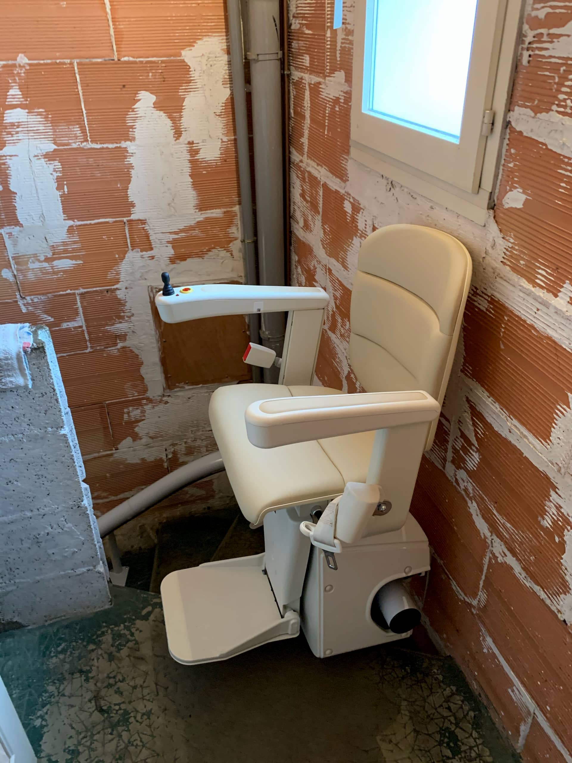 Monte-escalier courbe monorail à Avrillé