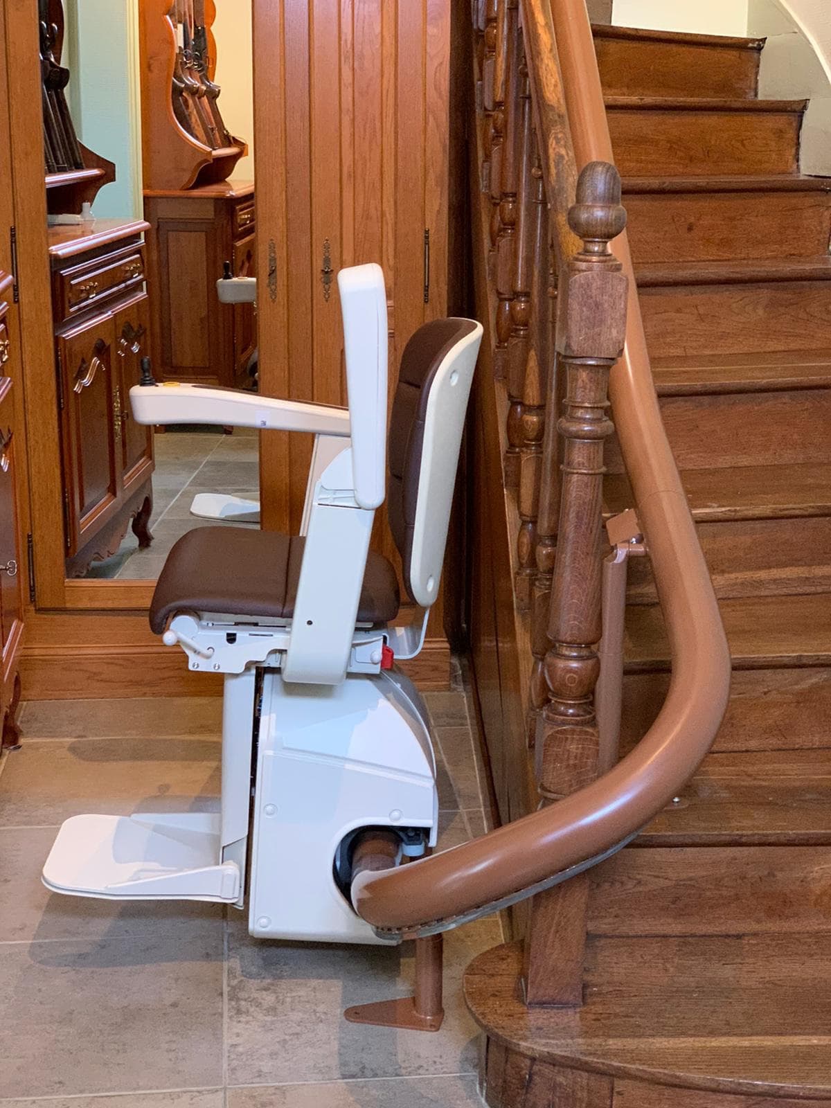 Monte escalier courbe monorail installé sur Brissac Quincé