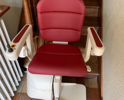 Pose d'un monte-escalier coloris rouge et rail coloris marron à Angers