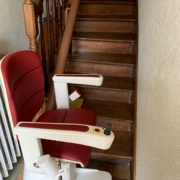 Pose d'un monte-escalier coloris rouge et rail coloris marron à Angers