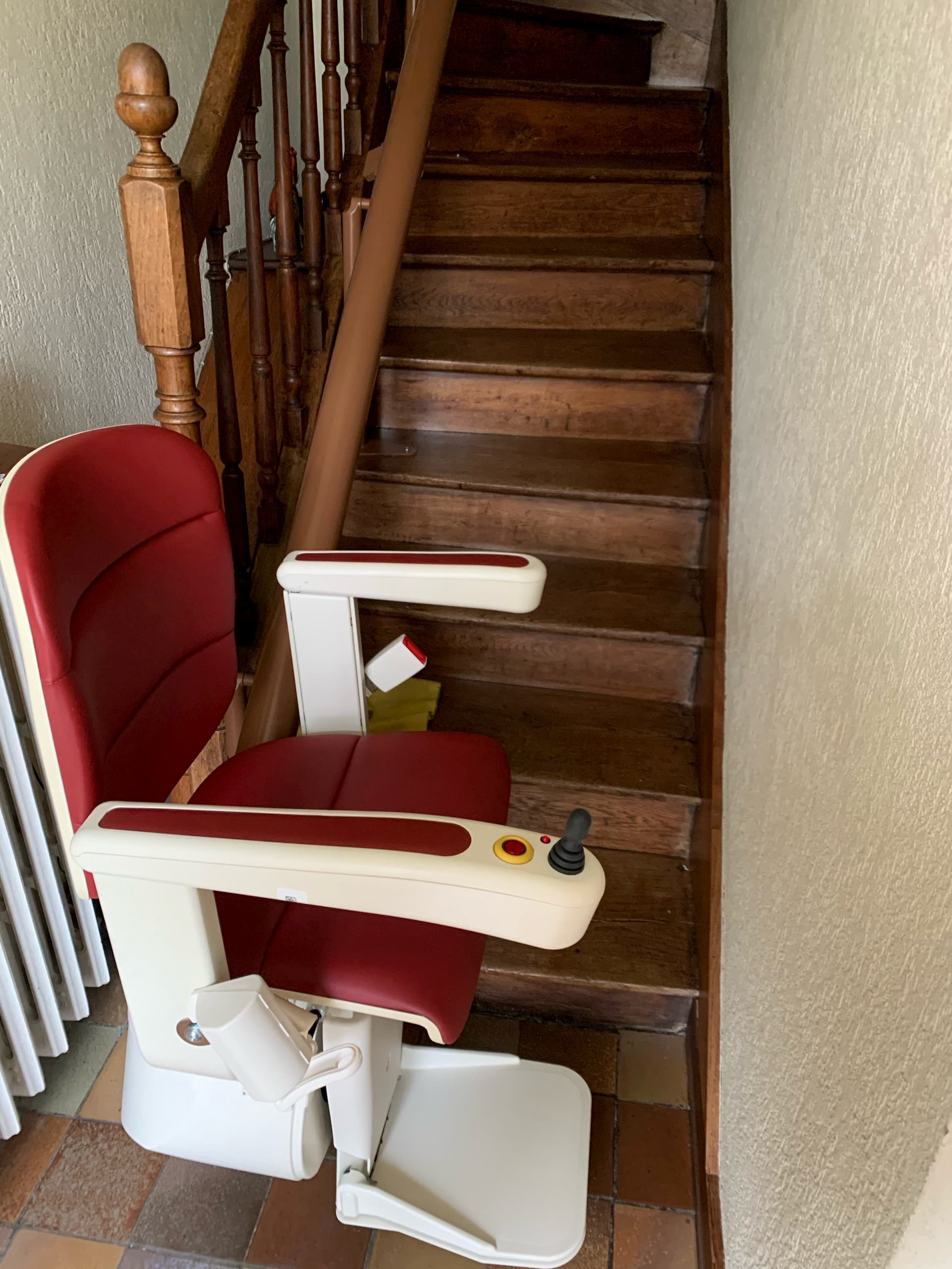 Pose d'un monte-escalier coloris rouge et rail coloris marron à Angers