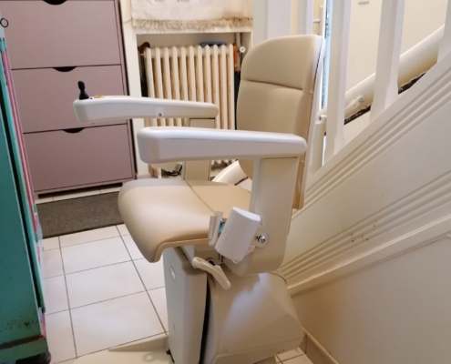 Fourniture et pose d’un monte escalier courbe sur la commune de Montreuil Juigné