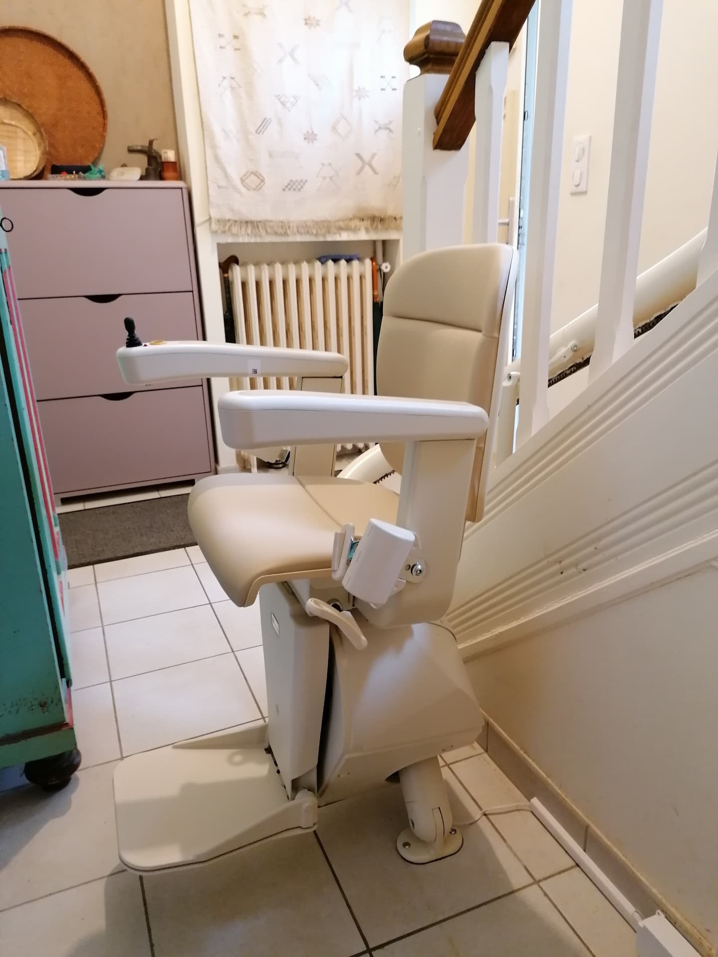 Fourniture et pose d’un monte escalier courbe sur la commune de Montreuil Juigné