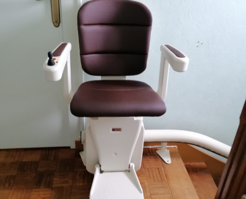 Fourniture et pose d’un monte escalier courbe rail escamotable motorisé en partie basse sur la commune de Murs-Erigné