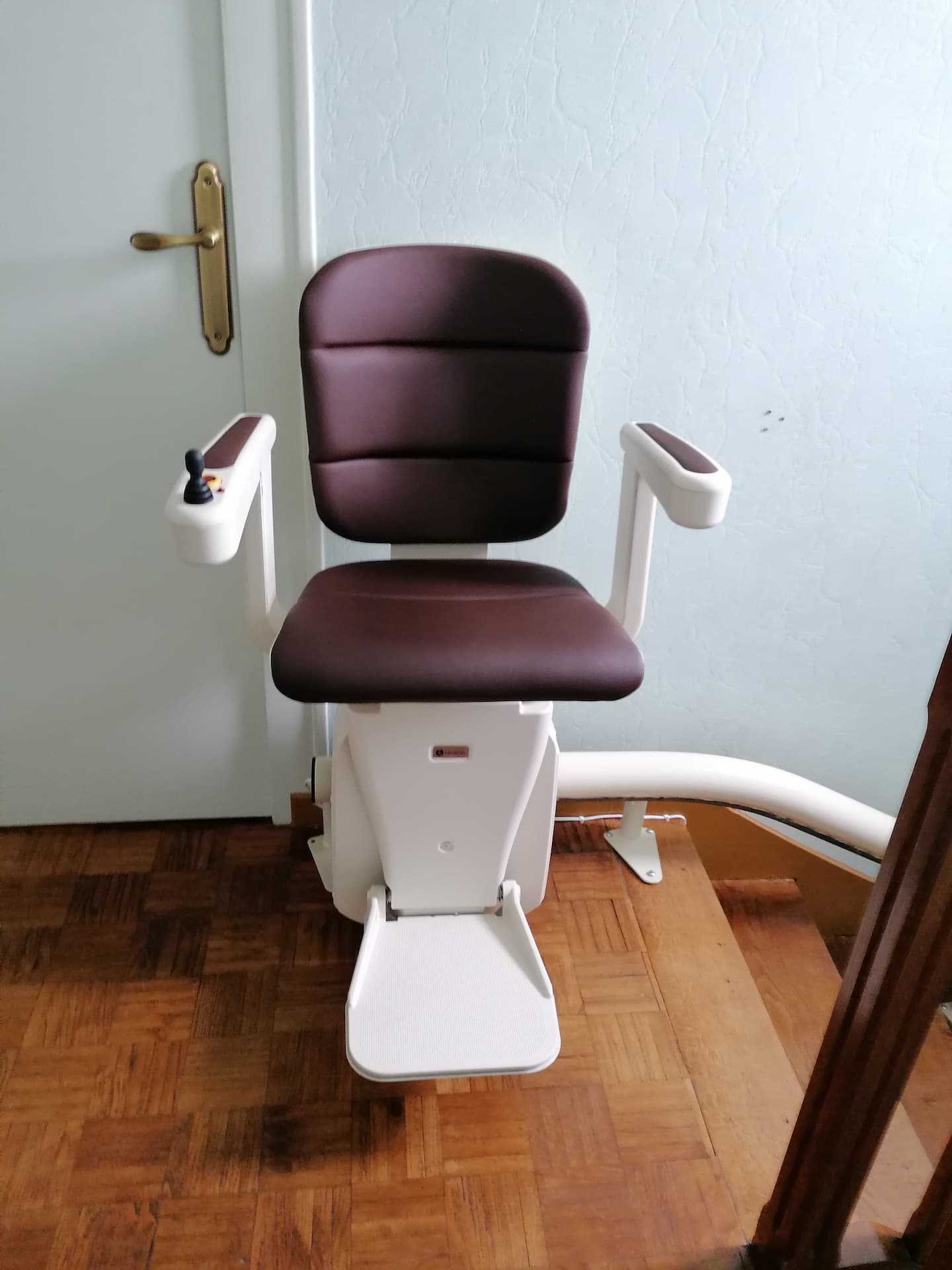 Fourniture et pose d’un monte escalier courbe rail escamotable motorisé en partie basse sur la commune de Murs-Erigné