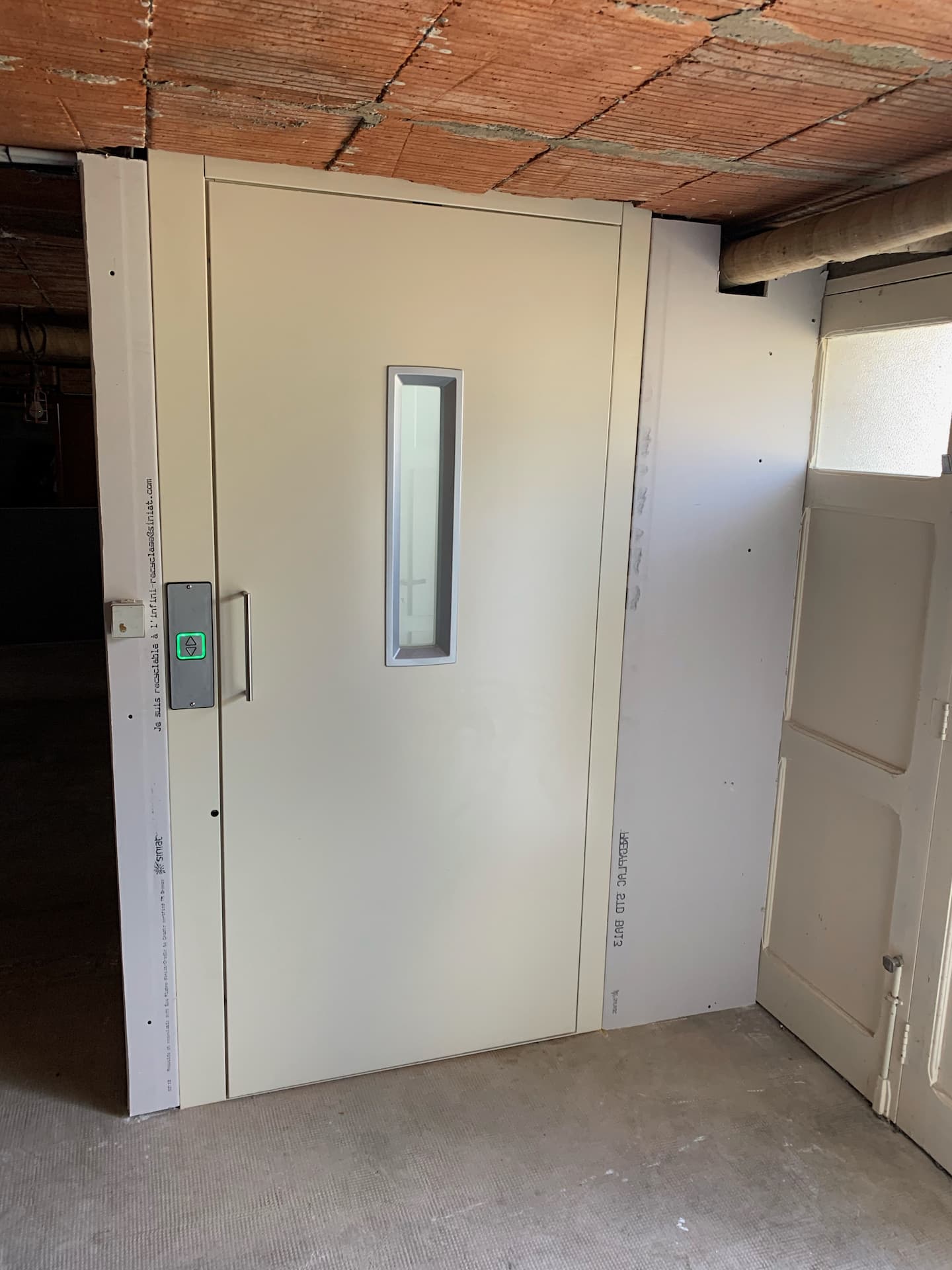 Fourniture et pose d’un élévateur privatif 2 niveaux sur la commune de Longué-Jumelles