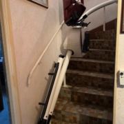 Fourniture et pose d’un monte escalier courbe monorail avec rail escamotable motorisé en bas. Réaliser sur la commune de Baugé en Anjou