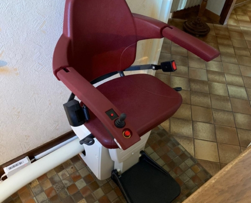 Fourniture et pose d’un monte escalier courbe monorail avec rail escamotable motorisé en bas. Réaliser sur la commune de Baugé en Anjou