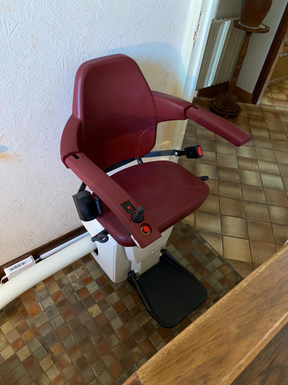 Fourniture et pose d’un monte escalier courbe monorail avec rail escamotable motorisé en bas. Réaliser sur la commune de Baugé en Anjou