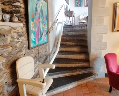 Fourniture et pose d’un monte escalier droit monorail. Ensemble de coloris beige installé sur Angers