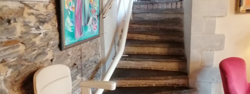 Fourniture et pose d’un monte escalier droit monorail. Ensemble de coloris beige installé sur Angers