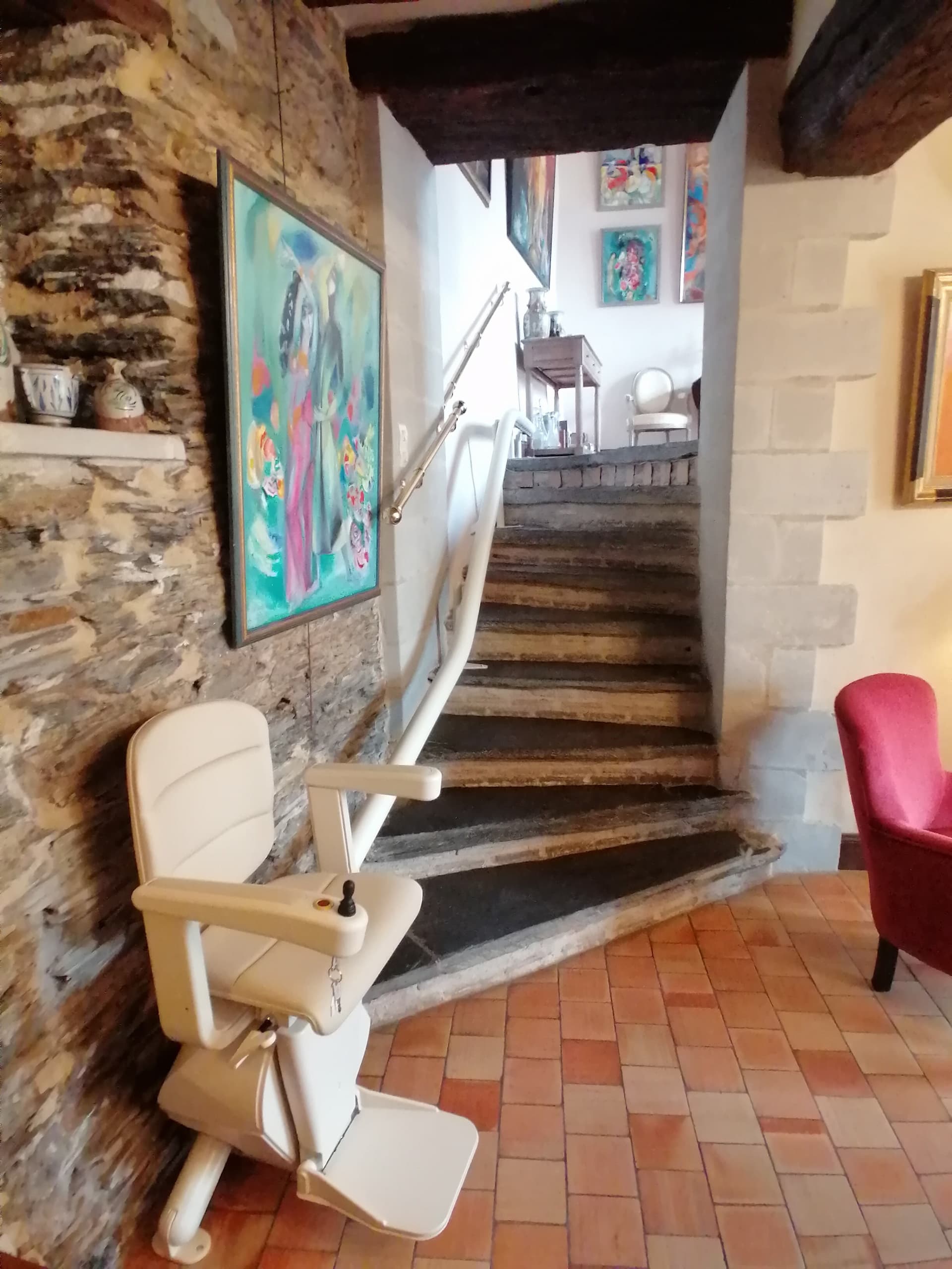 Fourniture et pose d’un monte escalier droit monorail. Ensemble de coloris beige installé sur Angers