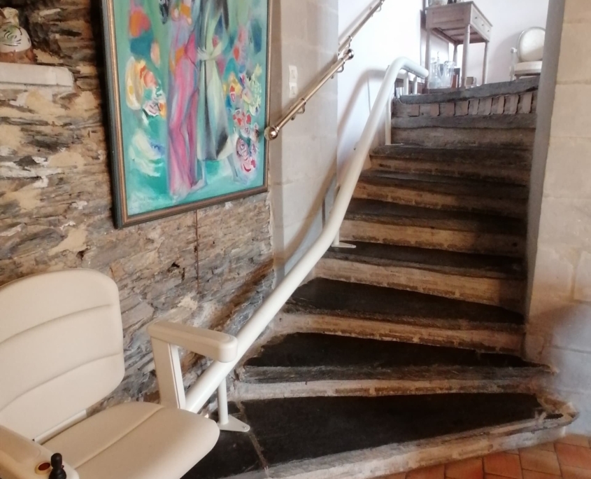 Fourniture et pose d’un monte escalier droit monorail. Ensemble de coloris beige installé sur Angers