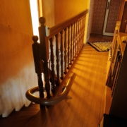 Fourniture et pose d’un monte escalier courbe monorail. Assise modèle alliance de coloris rouge. Réalisation sur la commune de Angers