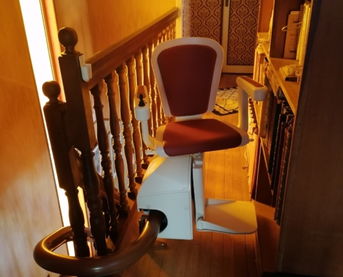 Fourniture et pose d’un monte escalier courbe monorail. Assise modèle alliance de coloris rouge. Réalisation sur la commune de Angers