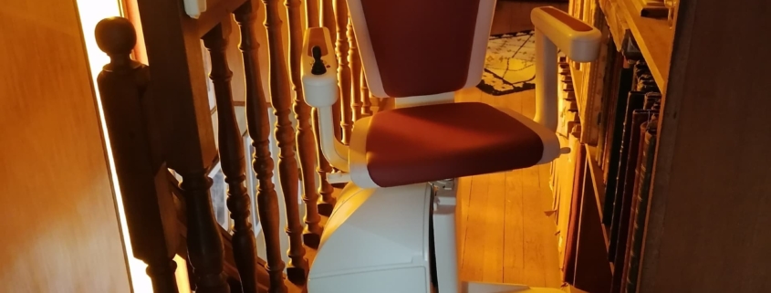 Fourniture et pose d’un monte escalier courbe monorail. Assise modèle alliance de coloris rouge. Réalisation sur la commune de Angers