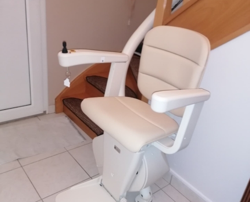 Fourniture et pose d’un monte escalier courbe monorail sur la commune de Angers