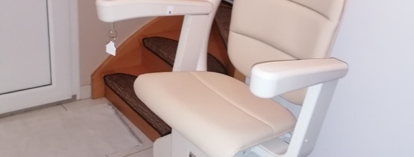 Fourniture et pose d’un monte escalier courbe monorail sur la commune de Angers