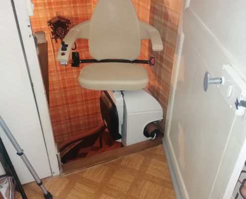 Fourniture et pose d’un monte escalier courbe monorail sur la commune de Noyant