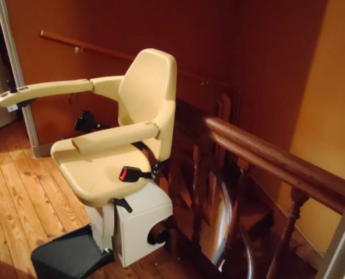 Fourniture et pose d’un monte escalier courbe monorail sur la commune de Doué la fontaine