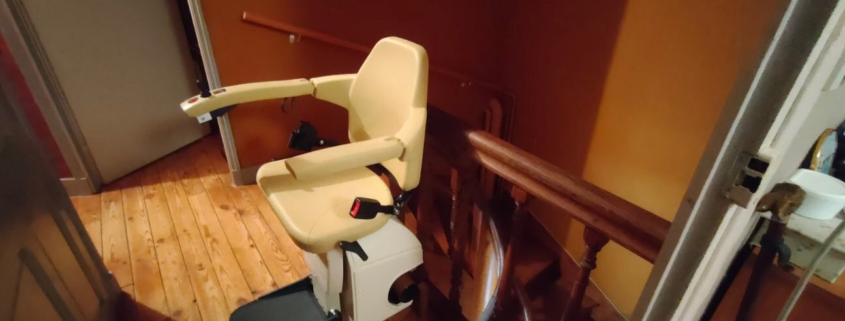 Fourniture et pose d’un monte escalier courbe monorail sur la commune de Doué la fontaine