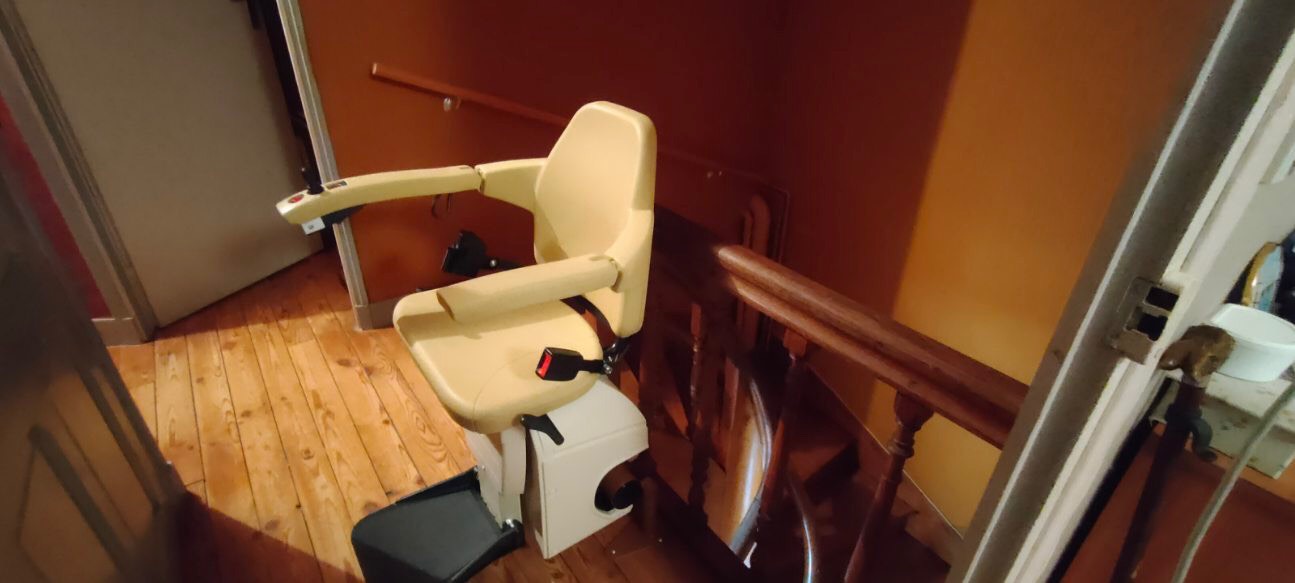 Fourniture et pose d’un monte escalier courbe monorail sur la commune de Doué la fontaine