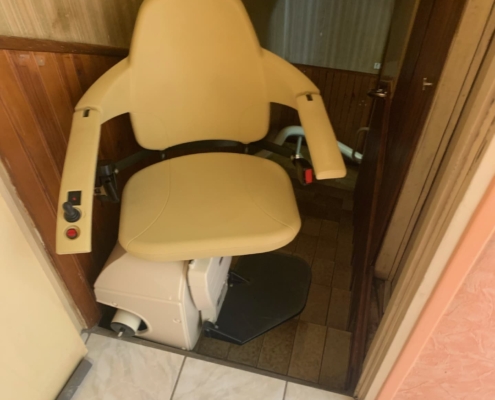 Fourniture et pose d’un monte escalier courbe monorail ensemble beige sur la commune de Chinon