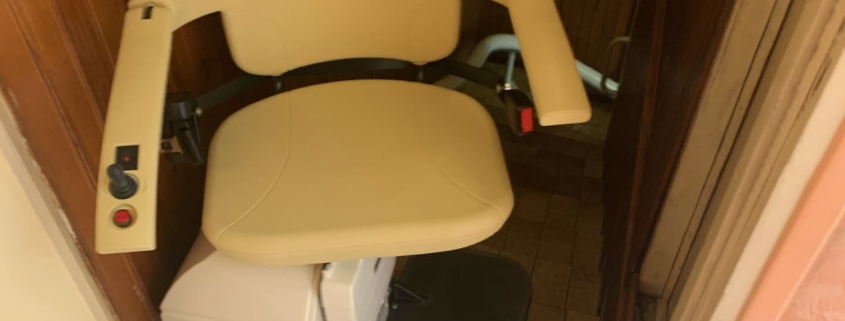 Fourniture et pose d’un monte escalier courbe monorail ensemble beige sur la commune de Chinon