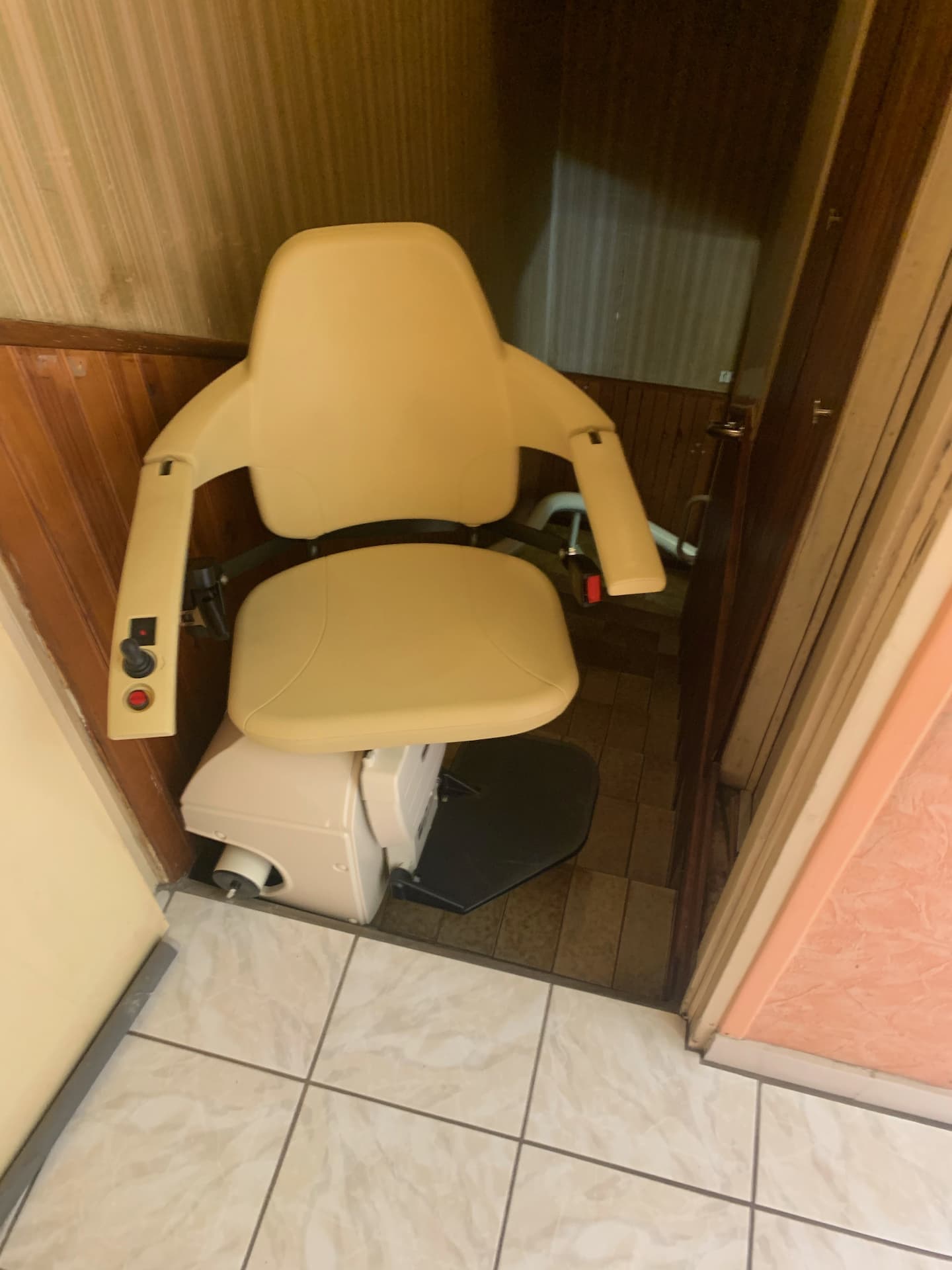 Fourniture et pose d’un monte escalier courbe monorail ensemble beige sur la commune de Chinon