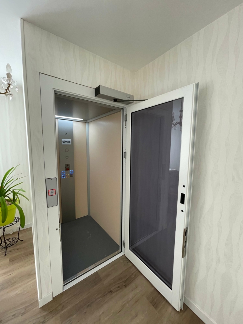 Pose d’un élévateur privatif 2 niveaux sur la commune de Sablé sur Sarthe