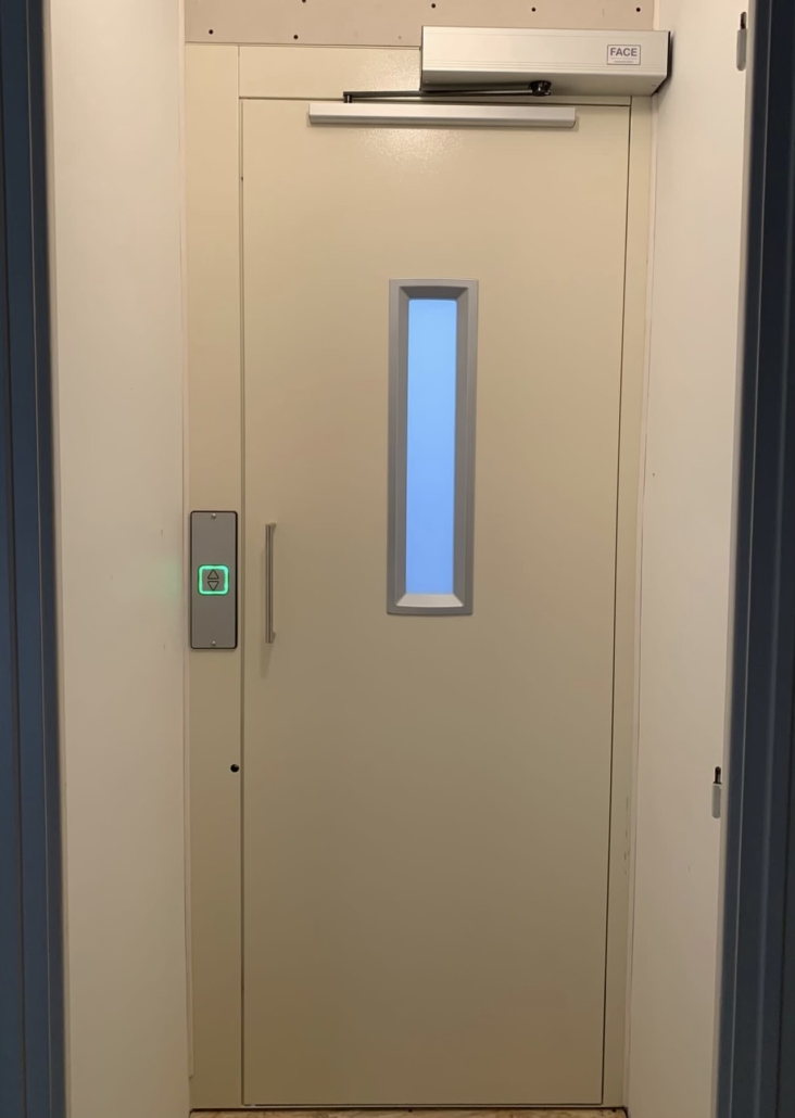 Mini élévateur privatif 2 niveaux avec option portes automatiques vu de l'extérieur avec la porte fermée