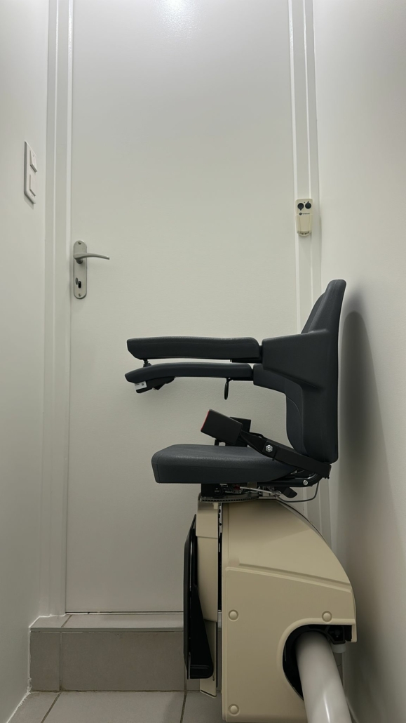 Fourniture et pose d’un monte escalier courbe monorail à Champtocé-sur-Loire (49) Fourniture et pose d’un monte escalier courbe monorail à Champtocé-sur-Loire (49)