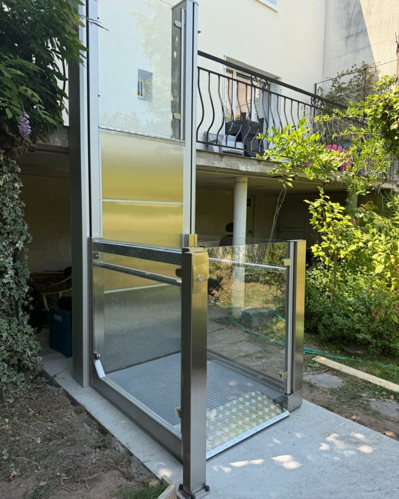 Réalisation d’une plate-forme élévatrice PMR avec création d’une rampe d’accès Réalisation d’une plate-forme élévatrice PMR avec création d’une rampe d’accès en béton s’intégrant parfaitement à l’environnement de la maison.